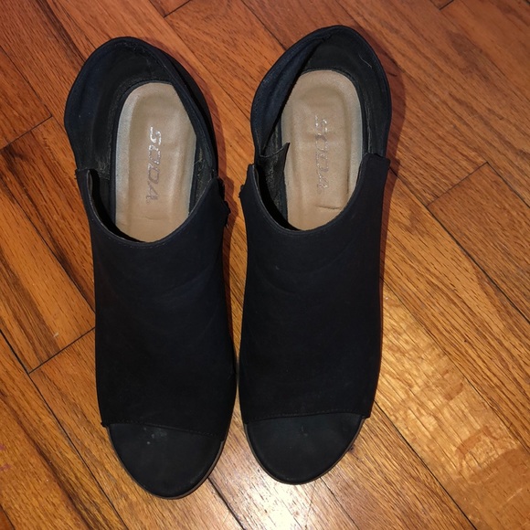 Black w/tan heel booties! - Picture 2 of 3